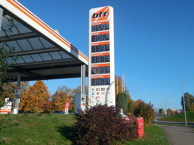 Warum kann man Benzinpreise an der Autobahn nur sehr spät lesen?